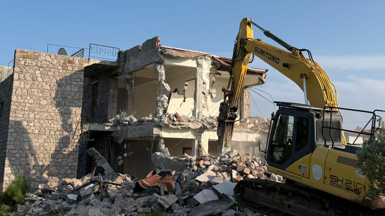 Bir Ayda 121 Yıkım! Ayvacık Sahillerindeki Ruhsatsız Yapı Stoğu Temizleniyor