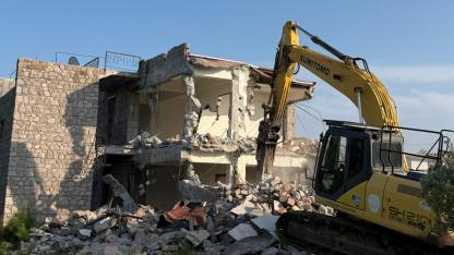 Bir Ayda 121 Yıkım! Ayvacık Sahillerindeki Ruhsatsız Yapı Stoğu Temizleniyor