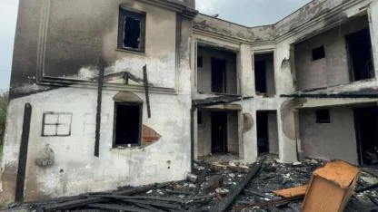 Bozcaada’da 16 odalı otel alevlere teslim: Bir köpek yanarak öldü