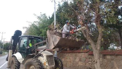 Bozcaada'da temizlik ve bakım çalışmaları hız kesmiyor