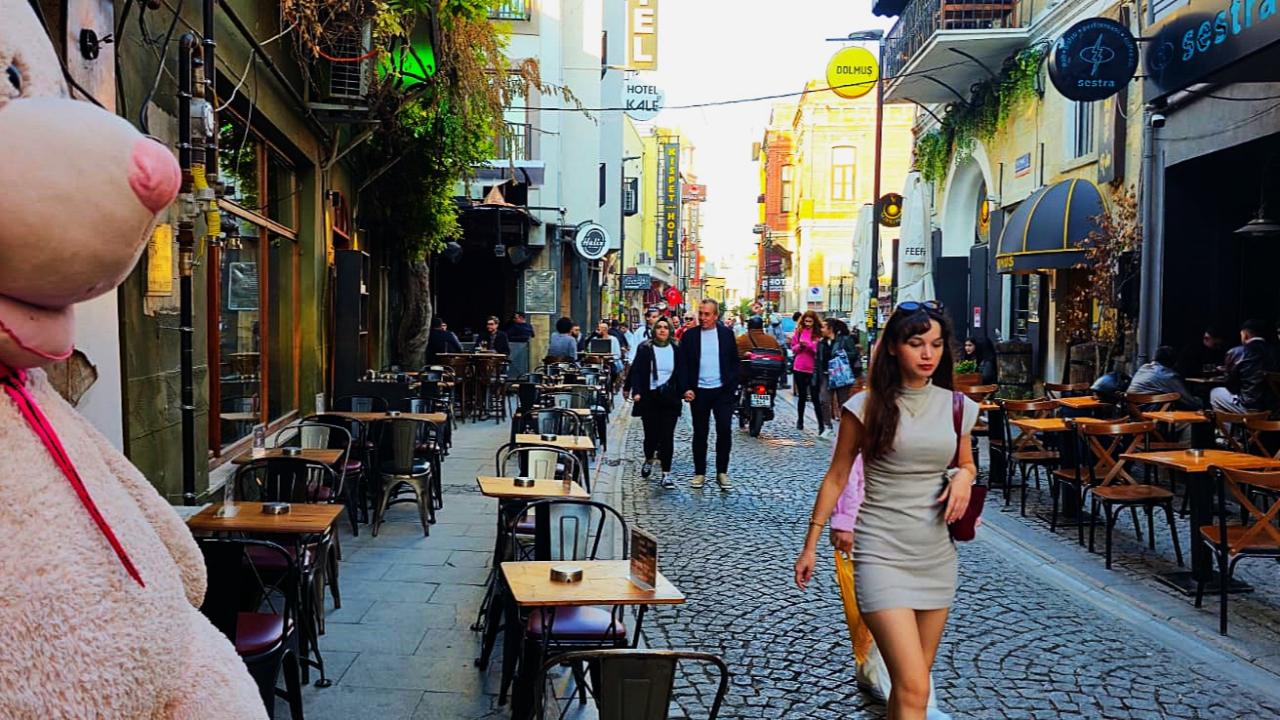 Bu Sokak Artık Senin Sahnen: Masalar Yolda, Kahkahalar Havada Bir Yudum Huzur Burada!