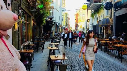 Bu Sokak Artık Senin Sahnen: Masalar Yolda, Kahkahalar Havada Bir Yudum Huzur Burada!