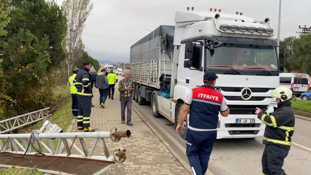 Çanakkale-Biga Yolu'nda İlginç Kaza: Yol Kısa Süreli Kapandı