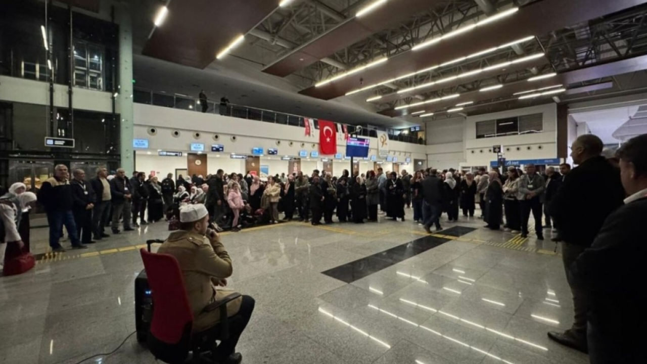 Çanakkale Havalimanı&#039;nda Umre Yoğunluğu: 5 Seferle Yaklaşık 900 Kişi Kutsal Topraklara Uğurlandı