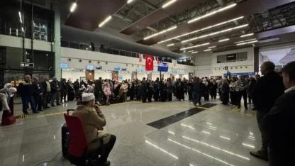 Çanakkale Havalimanı'nda Umre Yoğunluğu: 5 Seferle Yaklaşık 900 Kişi Kutsal Topraklara Uğurlandı