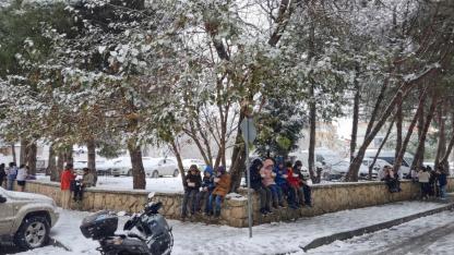 Çanakkale’de Öğle Arası Dramı: Çocuklar Duvar Üstünde Yemek Yiyor, Veliler Çözüm Bekliyor