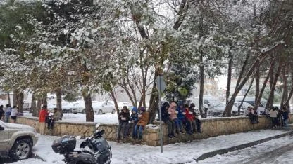 Çanakkale’de Öğle Arası Dramı: Çocuklar Duvar Üstünde Yemek Yiyor, Veliler Çözüm Bekliyor