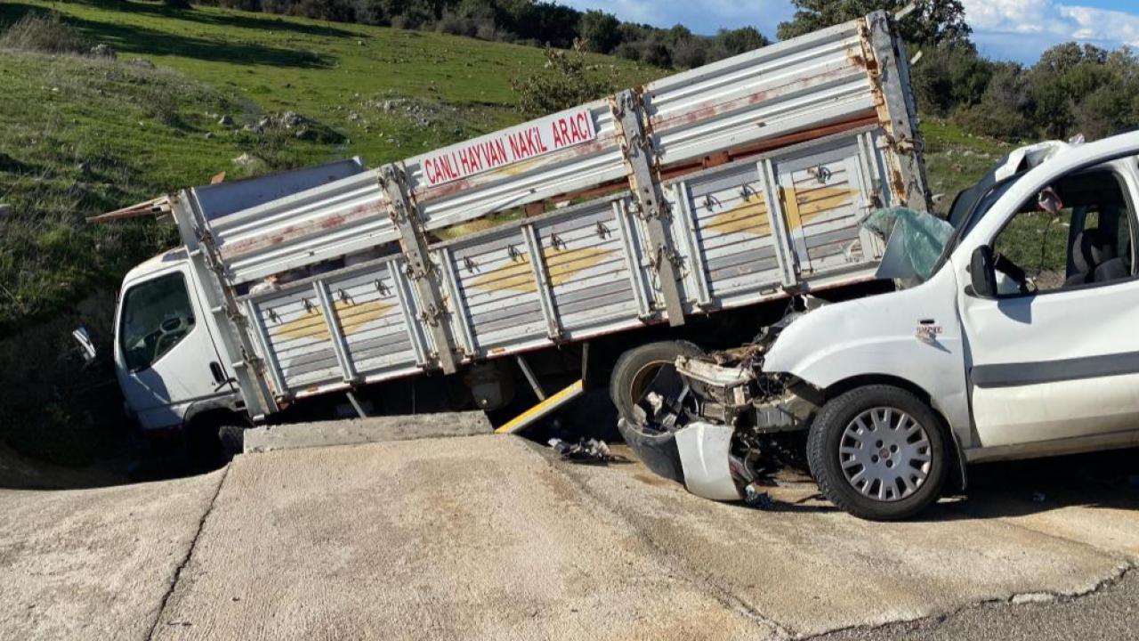 Çanakkale’de ticari araçla kamyonet çarpıştı; 2’si ağır, 5 yaralı