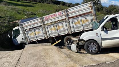 Çanakkale’de ticari araçla kamyonet çarpıştı; 2’si ağır, 5 yaralı