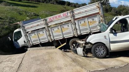 Çanakkale’de ticari araçla kamyonet çarpıştı; 2’si ağır, 5 yaralı