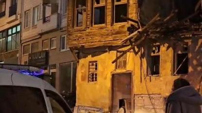 Çanakkale’de yağış nedeniyle boş bina kısmen çöktü