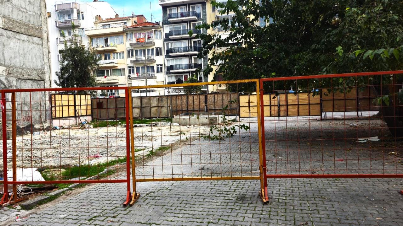 Çanakkale&#039;nin Göbeğinde Skandal! Müteahhit Yolu Kapattı, Vatandaşın Güzergahı Çocuk Parkı Oldu: &quot;Hangi Hakla?&quot;