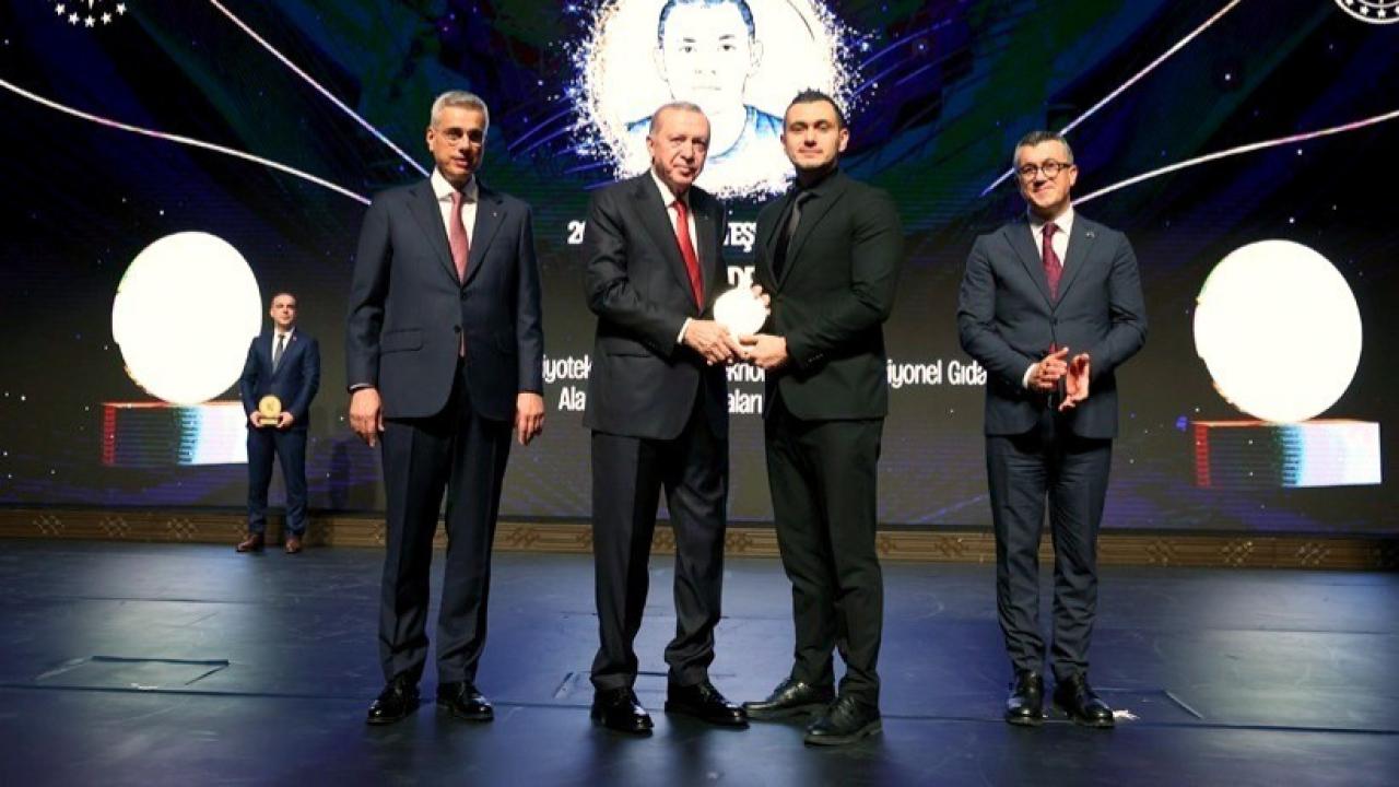 ÇOMÜ’lü Prof. Dr. Sercan Karav&#039;a TÜSEB Teşvik Ödülü! Ödülünü Cumhurbaşkanı Erdoğan’ın Elinden Aldı!