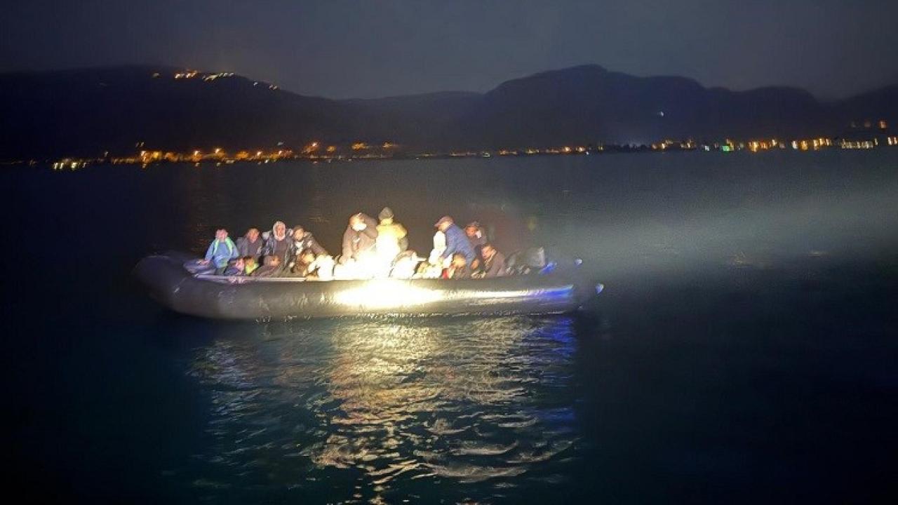 Ege&#039;nin Ortasında Korku Dolu Anlar: Motoru Bozulan Bottaki 34 Göçmen Kurtarıldı