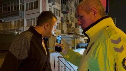 Ehliyetsiz sürücünün otomobilini almaya gelen şahıs da ehliyetsiz çıktı