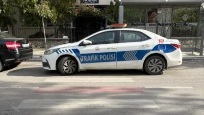 Ekip otosunu yaya yoluna park eden polis memuruna trafik cezası kesildi