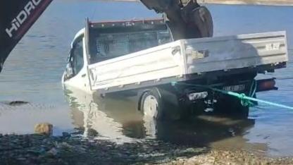 El Freni Açılan Araç Göle Düştü: 39 yaşındaki mühendis hayatını kaybetti