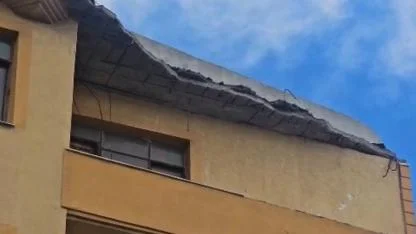Gelibolu’da Korkutan Olay! 5 Katlı Binanın Çatısı Büyük Bir Gürültüyle Çöktü, Bina Boşaltıldı!
