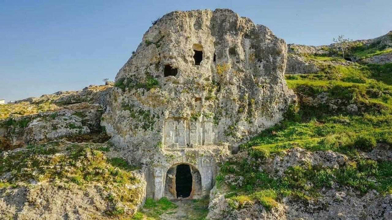 Gelinler Dağı&#039;nın Sırrı Çözülüyor! Hatay&#039;ın Kayıp Haritası Güncellendi: 36 Yıllık Nekropol Sınırları Sayısallaştırıldı! İşte Yeni Detaylar.