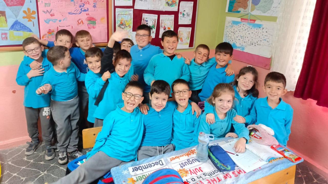 &quot;Hem Eğleniyor Hem Öğreniyoruz&quot;: Yenice&#039;de 2/A Sınıfı&#039;ndan Renkli Tasarım Etkinlikleri