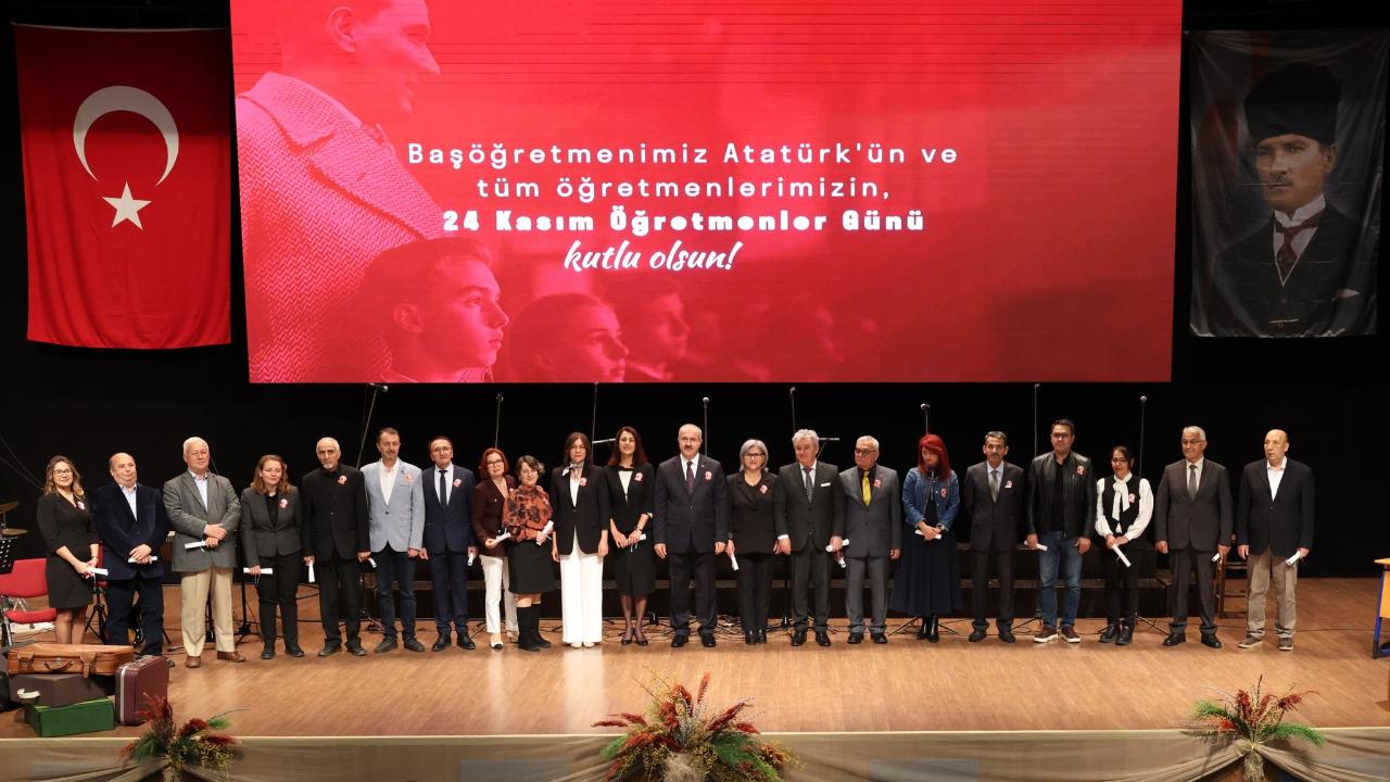 İÇDAŞ Kongre Merkezi Doldu Taştı! Vali Toraman&#039;dan Emekli Öğretmenlere Bizzat Teşekkür ve Hizmet Şeref Belgesi!