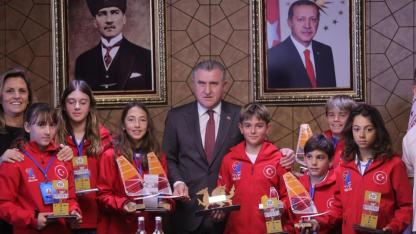 İÇDAŞ'ın Dünya Madalyalı Sporcuları Önce Anıtkabir'i, Sonra Bakanlığı Ziyaret Etti!