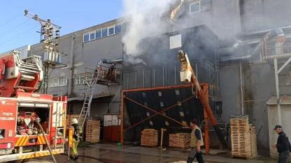 İnegöl'de Korku Dolu Anlar! Mobilya Fabrikasının O Kritik Bölümünde Yangın: 1 İşçi Yandı