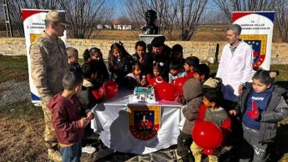 Jandarma ekiplerinden öğrencilere Çocuk Hakları Günü sürprizi