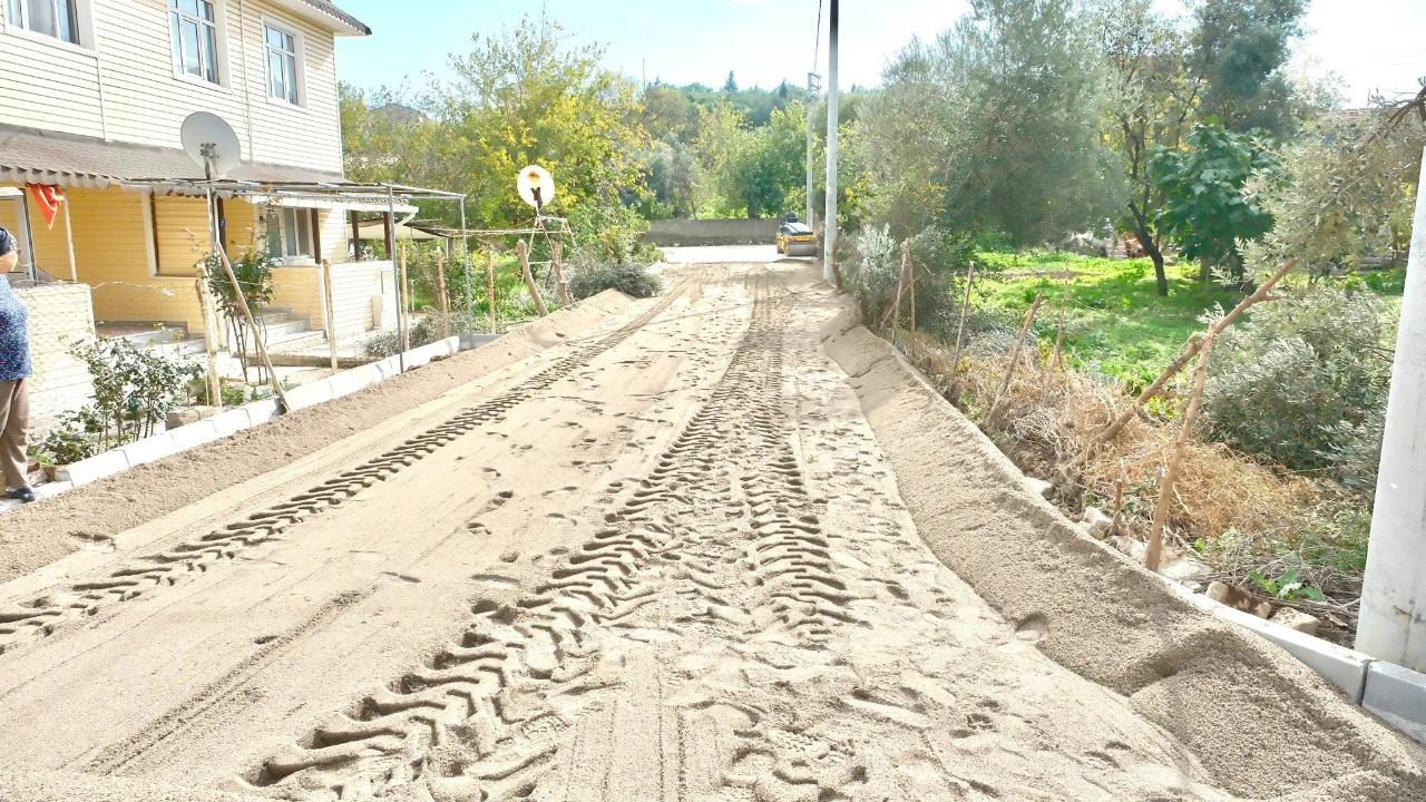 Karabiga Yenileniyor! Başkan Elbi Duyurdu: 'Bin Metrekare Alan Kilit Parke Taşla Kaplandı, Yollar Daha Güvenli!