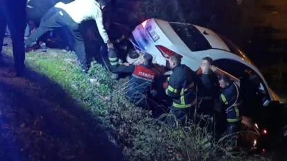 Kaza Yaptı Ama İnmemek İçin Direndi! Çanakkale'de Şarampole Uçan Otomobilin Sürücüsü Ekipleri Zorladı