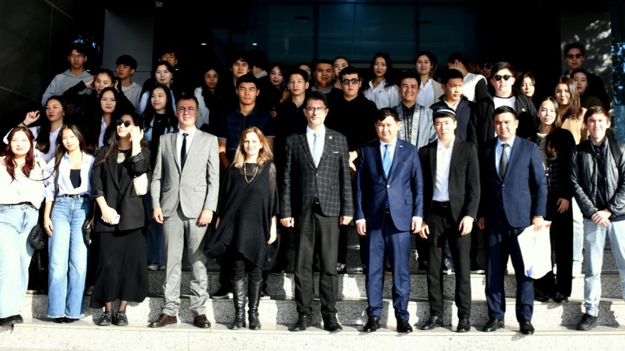 Kazakistan İstanbul Başkonsolosu Nuriddin Amankul, Rektör Prof. Dr. R. Cüneyt Erenoğlu’nu Ziyaret Etti ve Kazakistanlı Öğrencilerle Buluştu