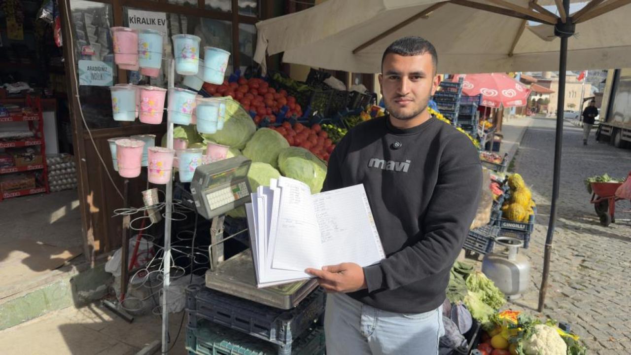 &quot;Kimse bilmesin, Allah bilsin&quot; diyerek 150 bin liralık veresiye defterini kapattı