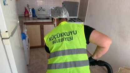 Küçükkuyu Belediyesi "Yalnız Değilsiniz" Diyor: İhtiyaç sahiplerine evde bakım desteği devam ediyor