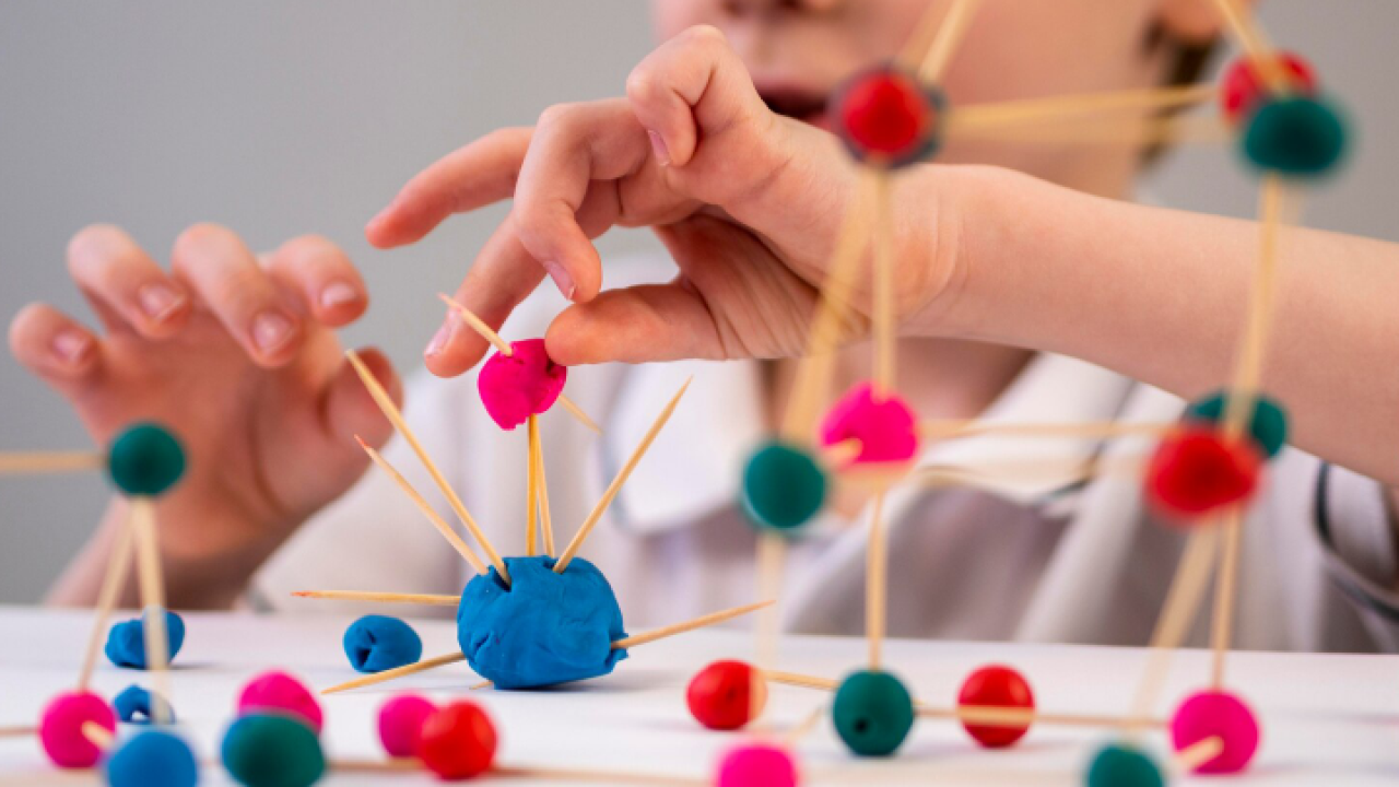 Küçükkuyu'da Hem Çocuklara Müzik Hem Yetişkinlere Minyatür Kursu!