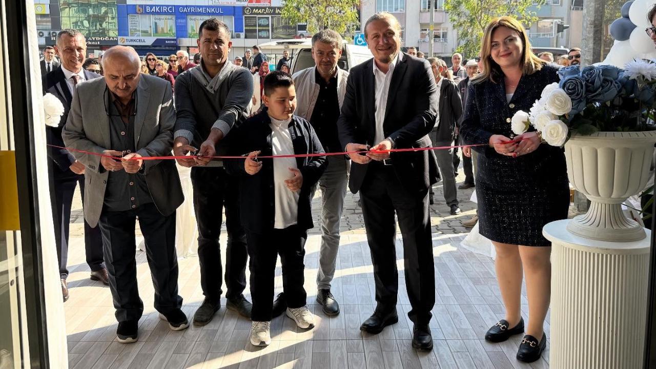 Lapseki&#039;de yeni bir iş yeri daha kapılarını açtı: &quot;İskarpino&quot;ya hayırlı olsun ziyareti