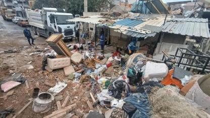 Mersin'de bir evden 10 kamyon çöp çıkarıldı