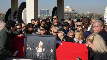 Muazzez Abacı Son Yolculuğuna Uğurlandı! Kızı Aslı Abacı'dan Şok Eden Ölüm Açıklaması: 'Böyle Bir Şey Beklemedik...