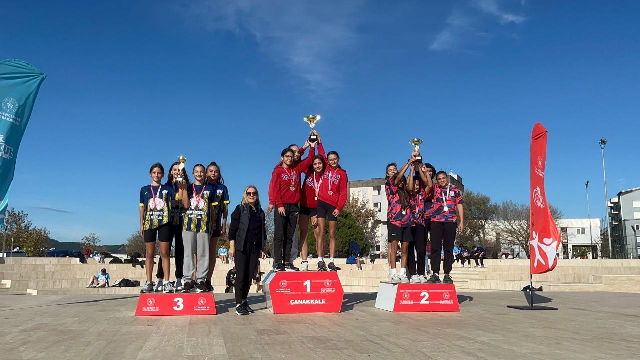 Nefesler Tutuldu! Çanakkale Kros Şampiyonu Belli Oldu: Gazi Ortaokulu Zirveyi Kimseye Bırakmadı!