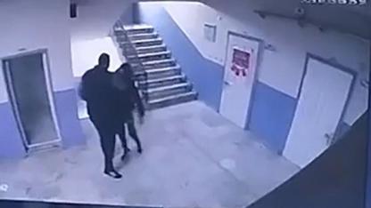 Okul müdürü otizmli öğrenciyi merdivenlerden itti