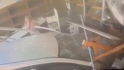 Otomobil Ekmek Fırınına Daldı, 4 Yaralı! O Anlar Saniye Saniye Kamerada!