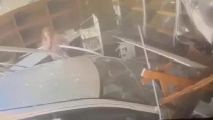 Otomobil Ekmek Fırınına Daldı, 4 Yaralı! O Anlar Saniye Saniye Kamerada!