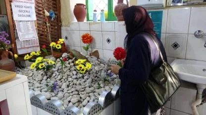 Pide salonunun ortasında bulunan yatır olarak bilinen mezarlık görenleri hayrete düşürüyor