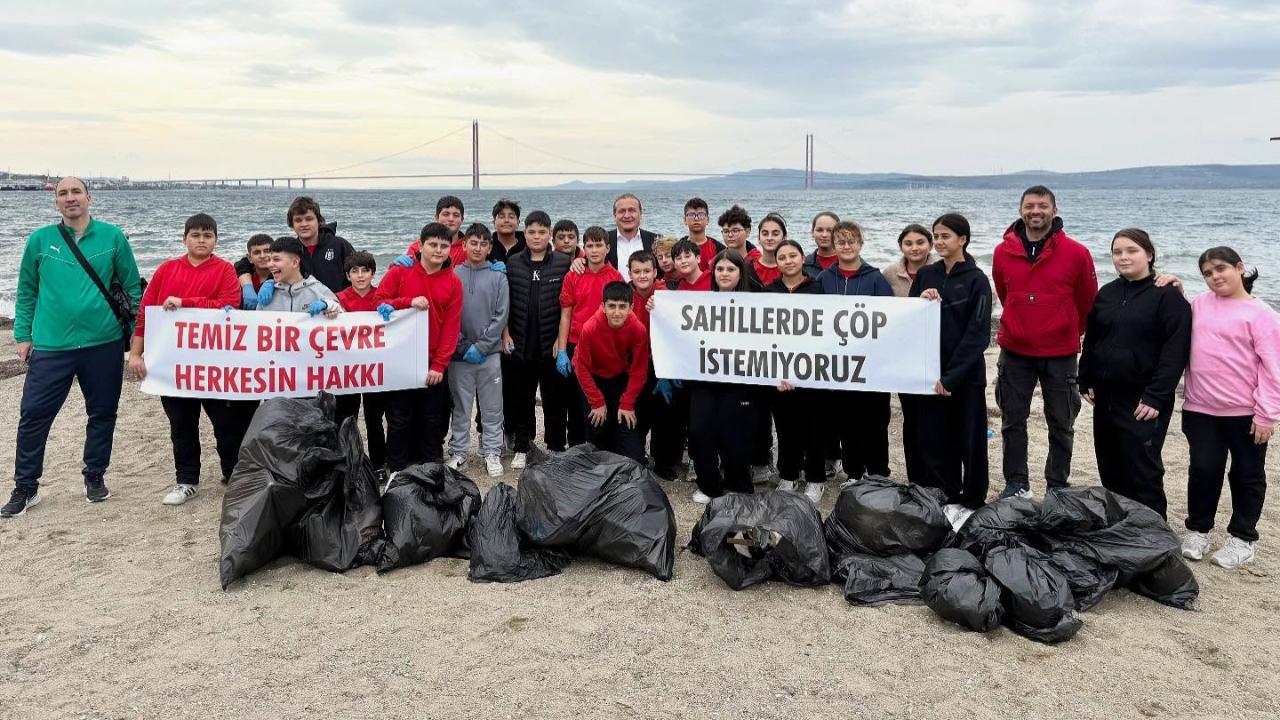 Plevne Ortaokulu öğrencileri Dalyan Plajı’nı temizledi