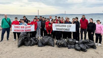 Plevne Ortaokulu öğrencileri Dalyan Plajı’nı temizledi
