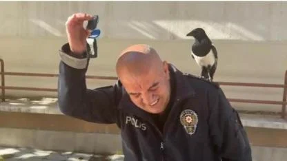 Polis memuru ile saksağan kuşunun dostluğu görenleri hayrete düşürdü