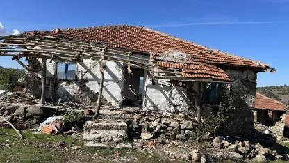 Prof. Dr. Perinçek ve jeomorfolog Ali Demirözer Sındırgı’da deprem izlerini araştırıyor