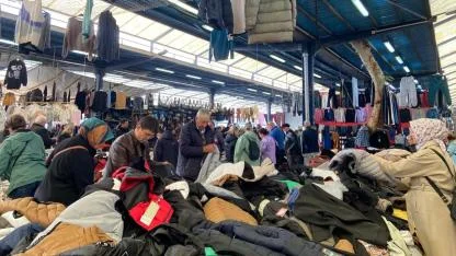 Pazar Tezgâhında 'Lüks Fırsat': Mağaza fiyatı 20.000 TL olan lüks montlar pazar tezgahında kaç liraya satıldı?