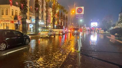 Göl değil Cumhuriyet Bulvarı! Akşam mesaisi bitti, Çanakkale'de yağmur çilesi başladı!
