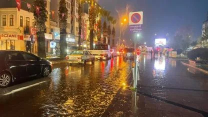 Göl değil Cumhuriyet Bulvarı! Akşam mesaisi bitti, Çanakkale'de yağmur çilesi başladı!