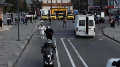 Hızlı giden motosikleti kazalara dikkat çekmek için kovaladılar
